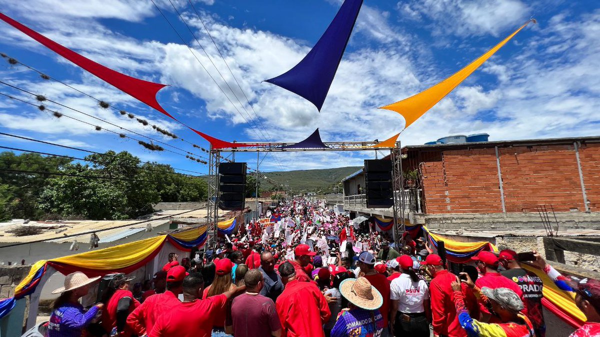 Combativos y alegres, junto al Poder Popular, llenamos las calles de Iribarren, en la Gran Marcha de este sábado. Reiterando nuestro apoyo incondicional al Presidente <a href="/NicolasMaduro/">Nicolás Maduro</a>💪🏼
¡Comprometidxs y en pie de lucha en Lara,rumbo a nuestra victoria!✊🏼🇻🇪

#VenezuelaYTürkiyeUnidas