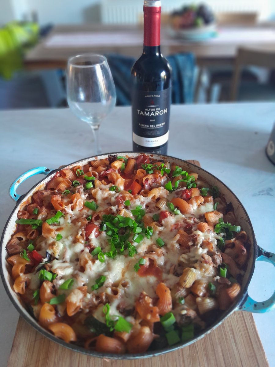 KeithEdwards121's tweet photo. Tonight #MostlyEating #EasyCooking Tuna Bake
Fry til soft onions, any veg you have or can get easily. I used a leek, fennel bulb, red pepper 4 tomatoes & a courgettes all cut in medium chunks
Add black olives, tinned tomatoes, grated chesee, tuna, herbs (I used fennel seeds) https://t.co/3XUz6YZeGD