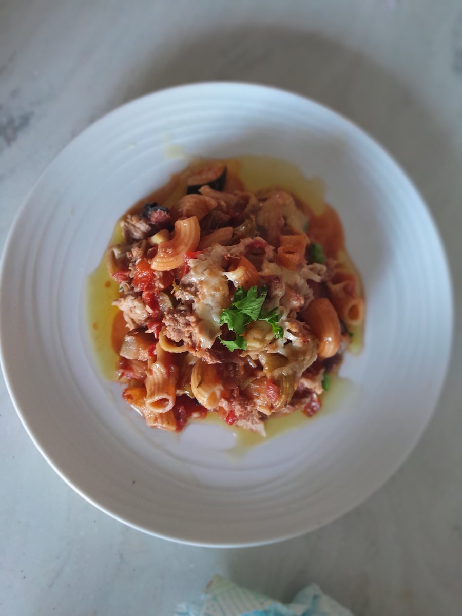 KeithEdwards121's tweet photo. Tonight #MostlyEating #EasyCooking Tuna Bake
Fry til soft onions, any veg you have or can get easily. I used a leek, fennel bulb, red pepper 4 tomatoes & a courgettes all cut in medium chunks
Add black olives, tinned tomatoes, grated chesee, tuna, herbs (I used fennel seeds) https://t.co/3XUz6YZeGD