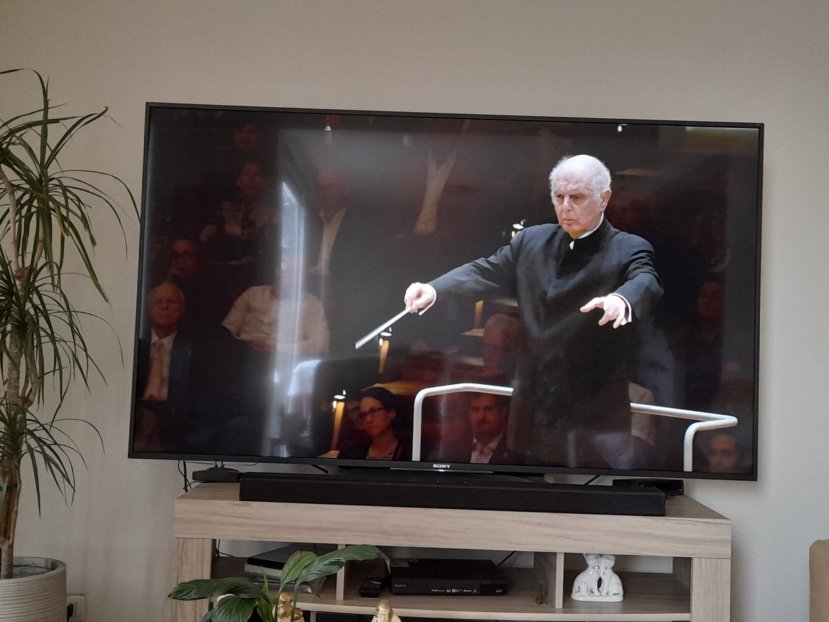 Escuchando a don Daniel Barenboim en vivo con la Filarmónica de Berlín en #Digitalconcerthall. Lástima que una parte del concierto no se pudo transmitir por problemas de sellos.