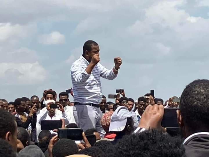 Semu09753684's tweet photo. ከዙህር እስከ አስር ህዝብ ሲጨፈጨፍ፣ሲጨነቅ፣አምቡላንስ ሲል ድምጽ አጥፍቶ ቀብር ላይ ፖለቲካ ለመስራት መገኘት አይከብድም? https://t.co/Ad1pT1j1uh