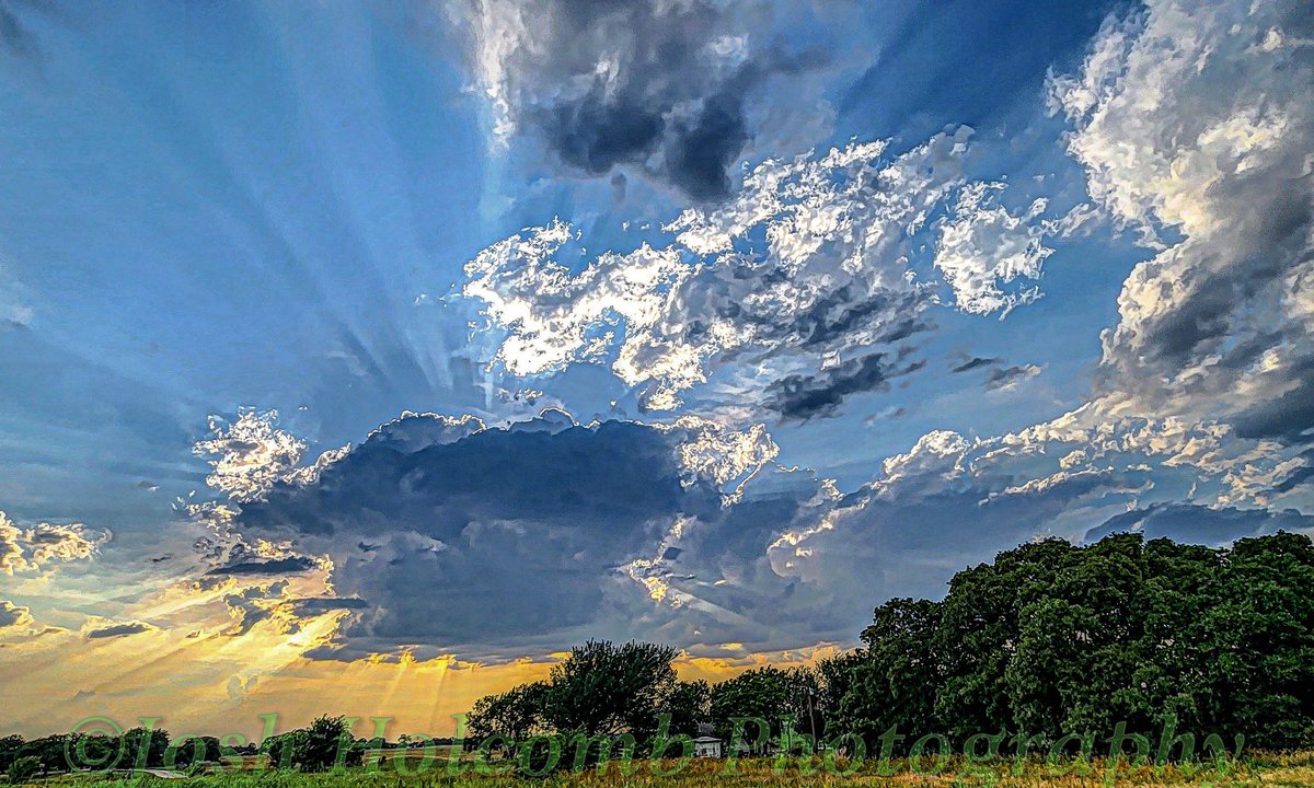 Josh_Holcomb_WX's tweet photo. Nice little Sunray view yesterday evening Nocona, Texas June 2, 2023 @weathernetwork @weathernetwork @weathernation @weathernetwork_us @StormHour #txwx #TXsunset #sunset #weather #clouds #photography #weatherphotography #Texas #texasweather #godblesstexas https://t.co/ErvpZJr0SQ