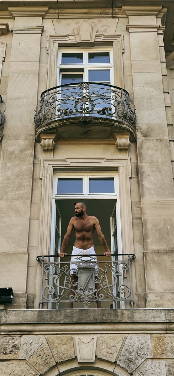 Where are the Romeos…? ♥️
#hairyhunk #bearded