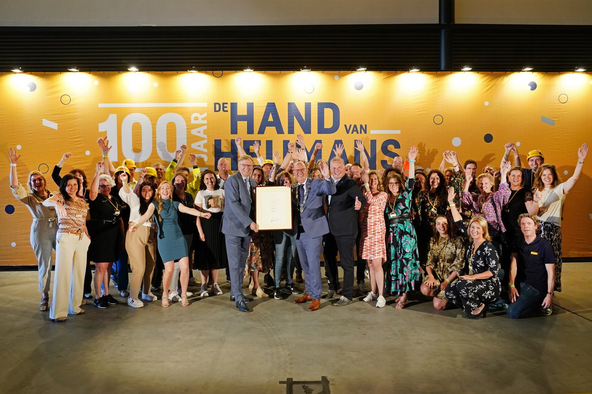 Hoera! Heijmans is Koninklijk! De Bossche burgemeester Jack Mikkers reikte het officiële Predicaat uit aan Ton Hillen, tijdens ons feest ter ere van 't honderdjarig bestaan. Ton: "We zijn erg trots. Een bevestiging van het vakmanschap &amp; ondernemerschap van onze medewerkers."