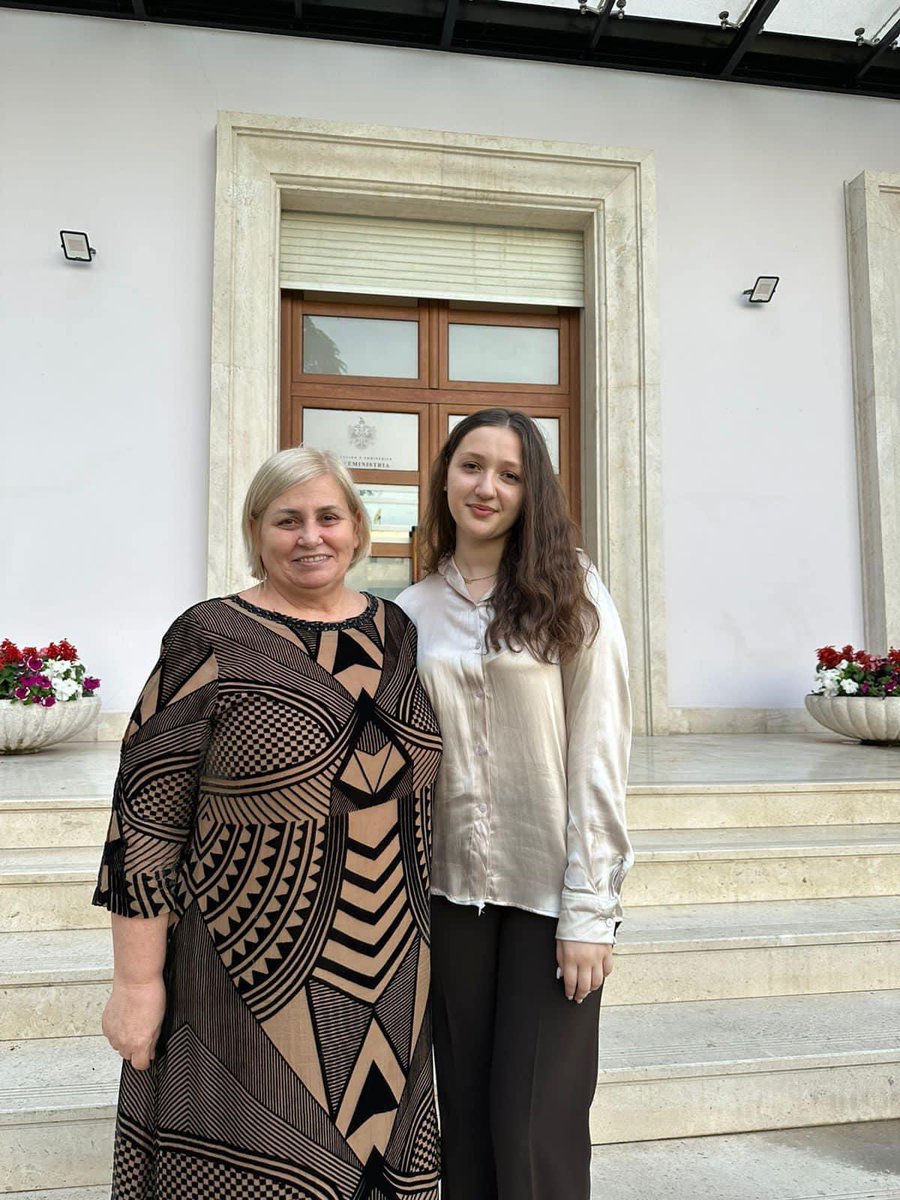 milvaekonomi's tweet photo. Takova tek dilja nga puna, Arsinën, Junior Minister 2023, e cila shoqëroi në një ditë pune @bora_muzhaqi. Programi vazhdon, mot një tjetër e re/ i ri do të ndjekë Ministër i Shtetit për Rininë dhe Fëmijët gjatë një dite pune.
#juniorminister #juniorminister2023 #mshrf https://t.co/ykvm5CCrPR