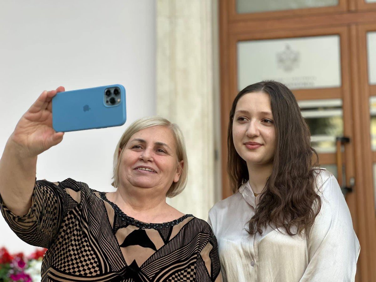 milvaekonomi's tweet photo. Takova tek dilja nga puna, Arsinën, Junior Minister 2023, e cila shoqëroi në një ditë pune @bora_muzhaqi. Programi vazhdon, mot një tjetër e re/ i ri do të ndjekë Ministër i Shtetit për Rininë dhe Fëmijët gjatë një dite pune.
#juniorminister #juniorminister2023 #mshrf https://t.co/ykvm5CCrPR