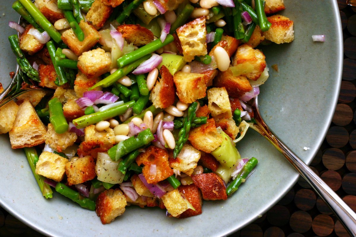 smittenkitchen's tweet photo. Got some old bread to rescue? Asparagus, white beans, leeks and garlic-parmesan croutons prove, to my delight, that we don't have to wait until tomato season to get our panzanella fix.
https://t.co/8XvNAo2QYG https://t.co/QU9dfzDCKt