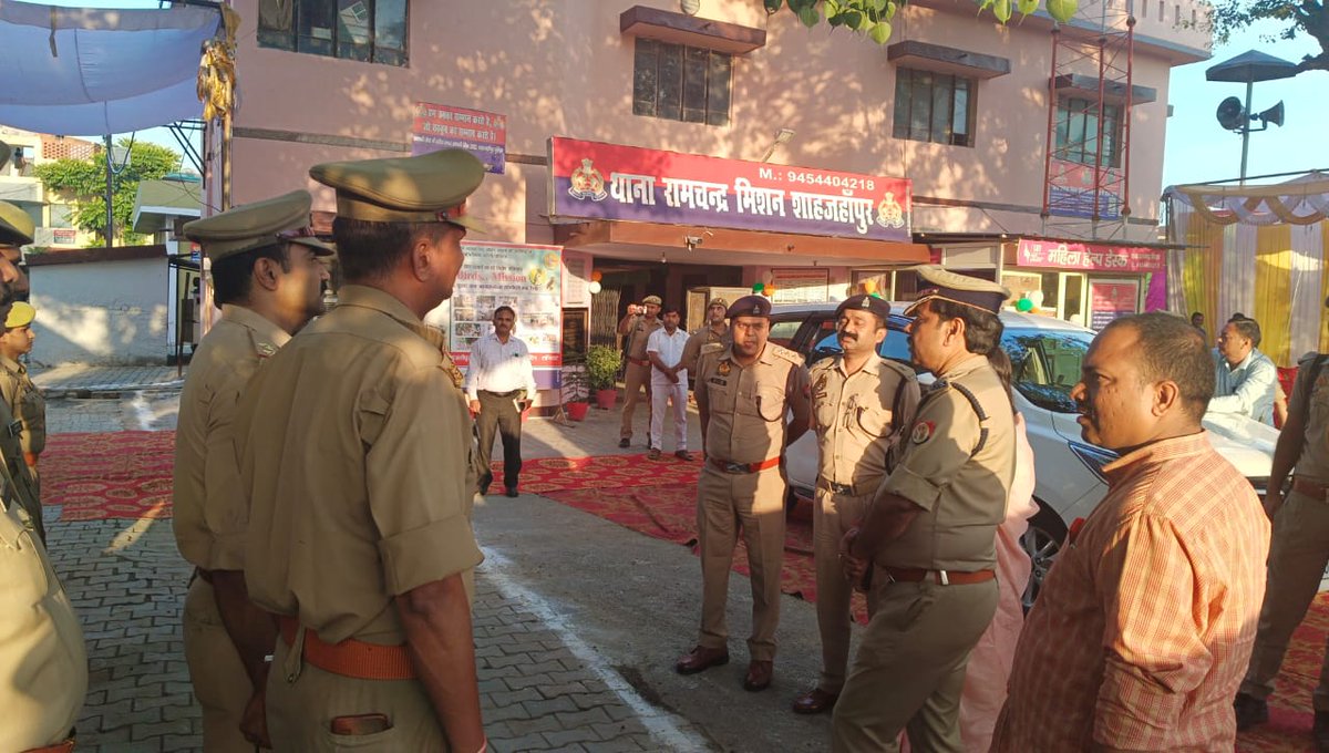 Inspected PS #RC_Mission Shahjahanpur and talked to the police personnels
& put food and water for the birds along with Smt. @SaumyaIas Ji @CommissionerBa1
#SaveOurBirds... Mission
#Shahjahanpur