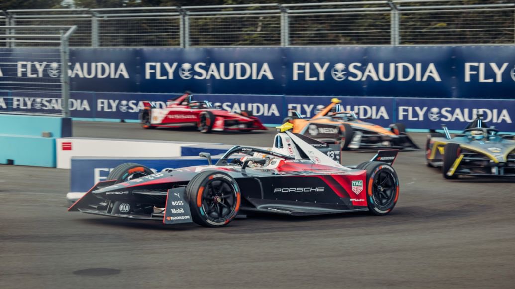 Doblete de nuestros #Porsche99XElectric en la 1ª carrera de Yakarta. @PWehrlein ganó la carrera de este sábado en la capital de Indonesia. Con este triunfo, el equipo @PorscheFormulaE recupera el liderato en la clasificación por equipos.

#porschemotorsport #porsche