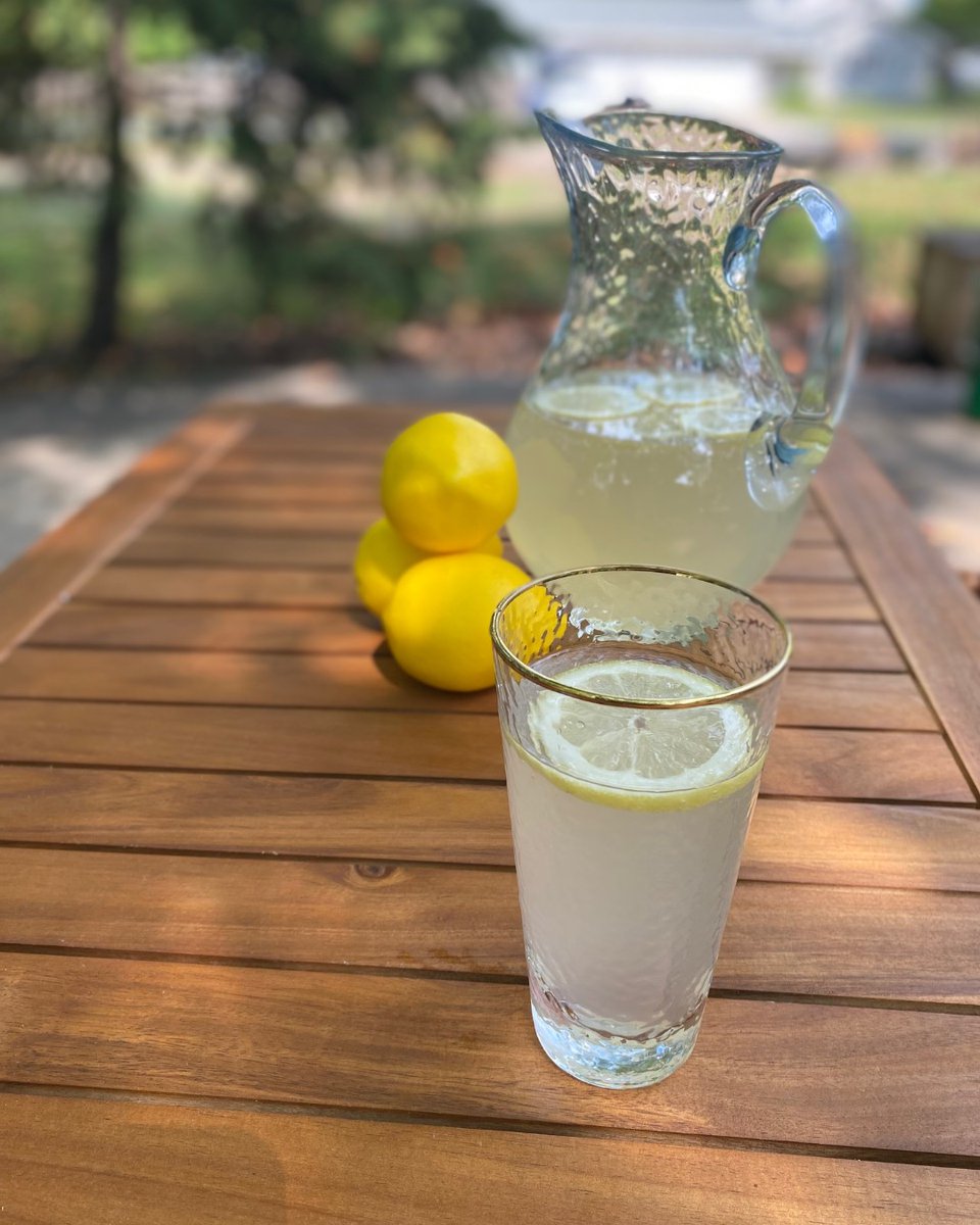 🍋Any one else in the mood for a nice glass of freshly squeezed lemonade? What better way to drink it than in our Gold Rim Hammered Highball Glasses.

#lemonade #freshlemonade #freshsqueezedlemonade #freshlysqueezedlemonade #highballglasses #summerdrinks #mygiftseattle