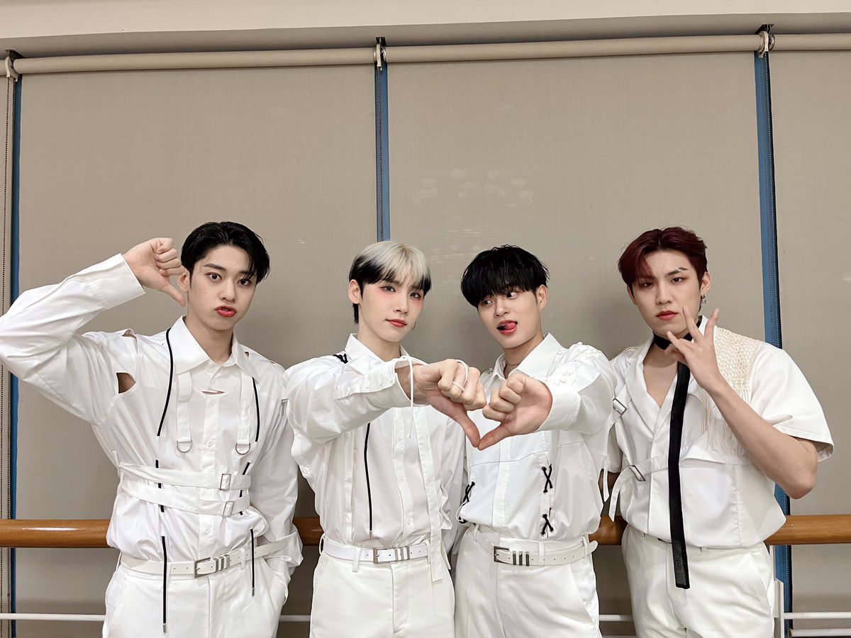 AB6IX's tweet photo. [📷] 
230603 2023 서원밸리 자선 그린콘서트
ABNEW와 함께한 토요일✨ 서원밸리 그린콘서트까지 완료👏🏻
오늘 더운 날씨에도 열심히 응원해준 우리 ABNEW 고마워요🩷 우리 내일 인기가요에서 만나요!

#AB6IX #에이비식스 
#THE_FUTURE_IS_OURS #LOST https://t.co/J9zL6ZvHWA