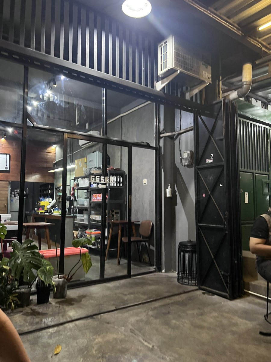 efenerr's tweet photo. warung kopi juara dunia di Solo

lokasinya kecil saja, di jalan desa, tidak mencolok, sepi, rada gelap.

tapi:

1. World Coffee Roasting Champion 2022

2. Indonesia Coffee Roasting Champion 2022

Koeslans Coffee And Mates

https://t.co/SeJSvqbCBD https://t.co/A1RjVT2Ebi
