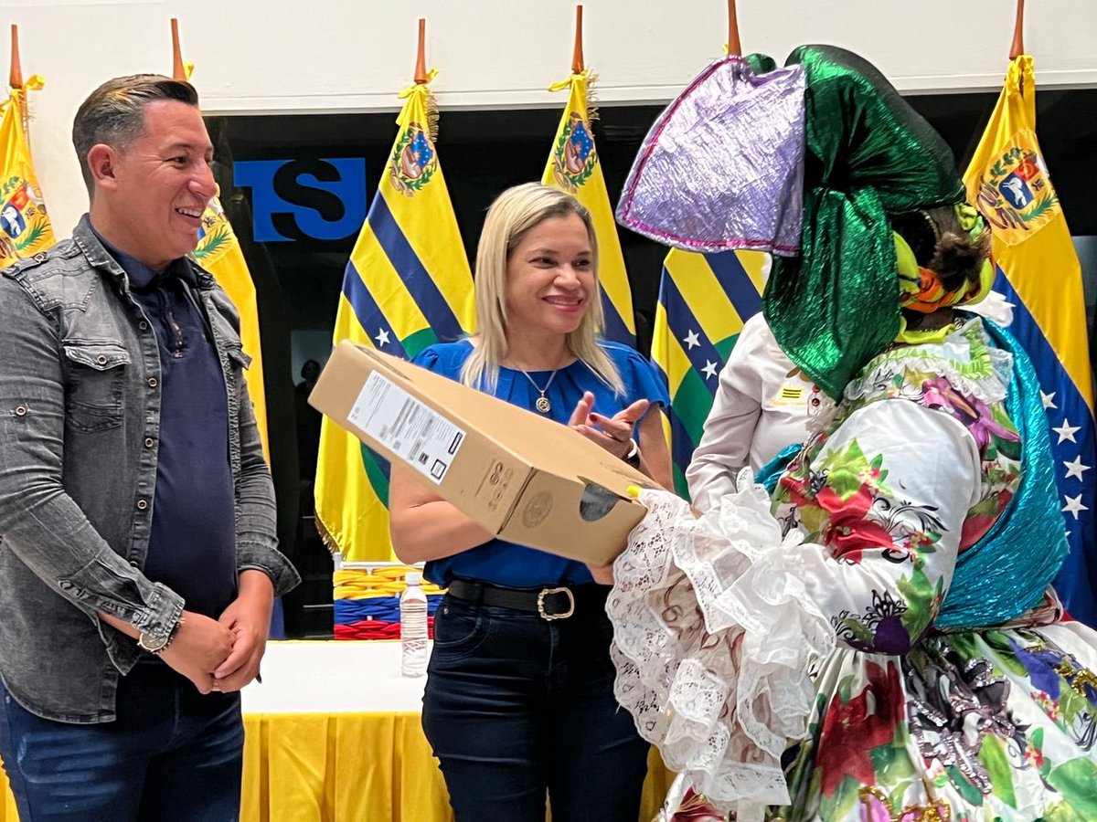 Marianela_PSUV's tweet photo. Participamos como jurado en la actividad “Tengo Talento TSJ”, como parte de su celebración, en la que fuimos testigos de toda la versatilidad, ingenio, y carisma de los trabajadores tribunalicios. @NicolasMaduro @OviedoPSUV @mersanchezr #VenezuelaYTürkiyeUnidas https://t.co/O7vnztu0DH