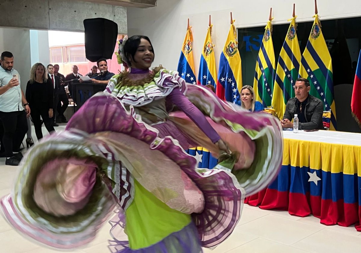Marianela_PSUV's tweet photo. Participamos como jurado en la actividad “Tengo Talento TSJ”, como parte de su celebración, en la que fuimos testigos de toda la versatilidad, ingenio, y carisma de los trabajadores tribunalicios. @NicolasMaduro @OviedoPSUV @mersanchezr #VenezuelaYTürkiyeUnidas https://t.co/O7vnztu0DH