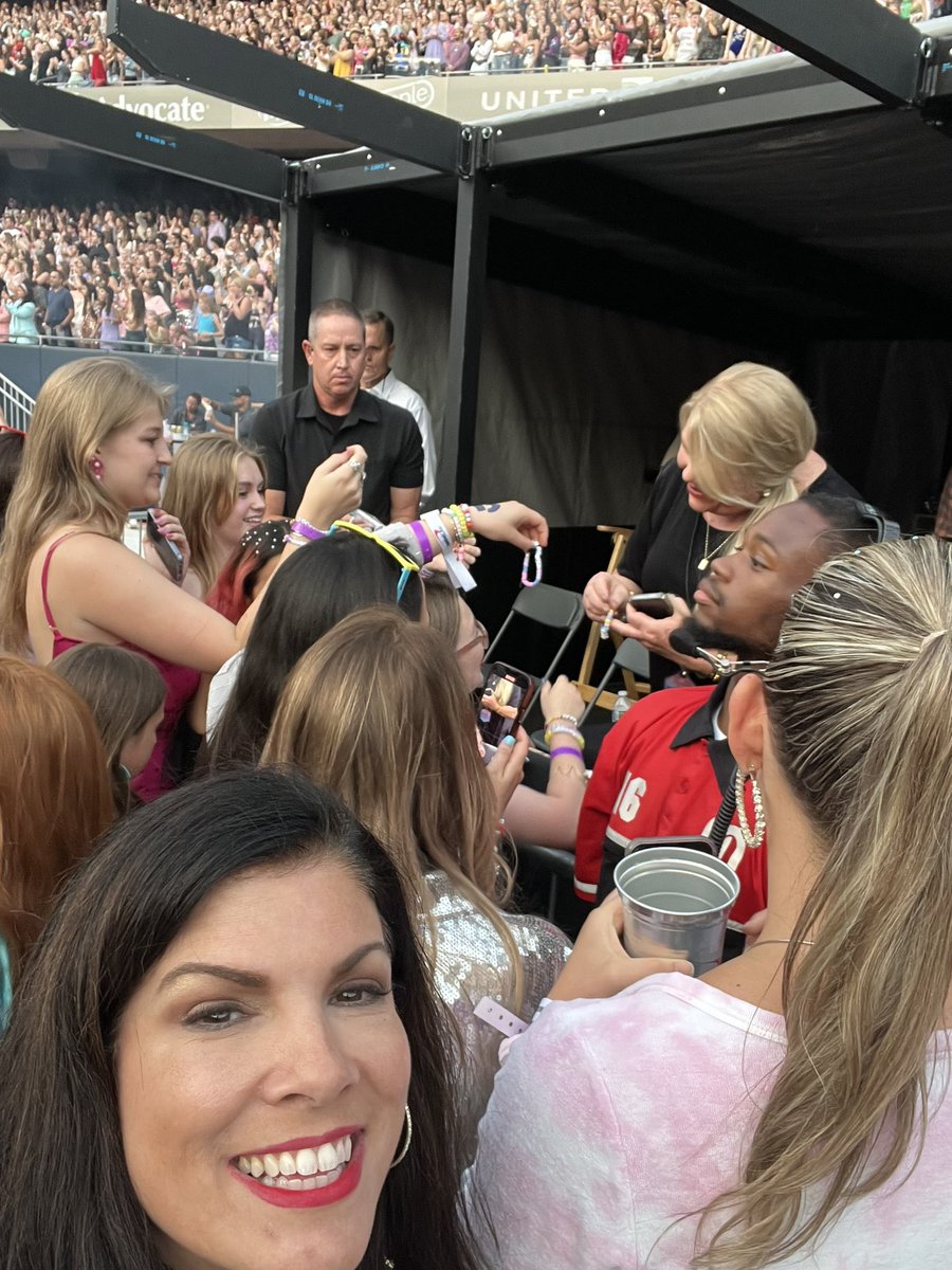 AshleySumrallMD's tweet photo. That one time when @HeekeMd &amp; I met Scott &amp; Andrea (@taylorswift13 's parents) ❤️ #ErasTour #erastourchicago #asco23 https://t.co/Ink8pAiyDt