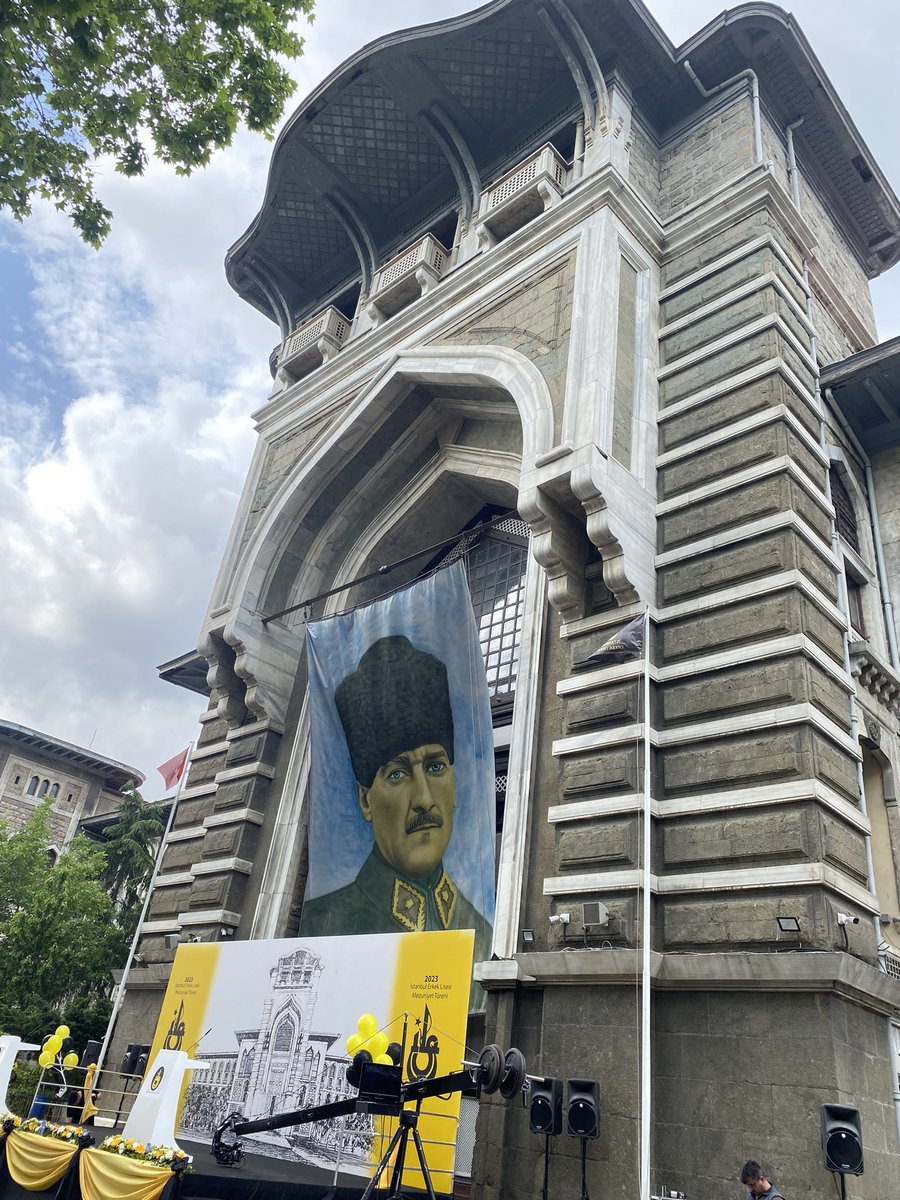 sipekyun's tweet photo. Zaman hızlı akıyor. 5 yıl önce kaydını yaptırdığımızda bugün çok uzaktı. Şimdi mezuniyet ve yeni ufuklara yelken açma vakti. Muvaffak olsunlar. https://t.co/GubZ7Qpm3q
