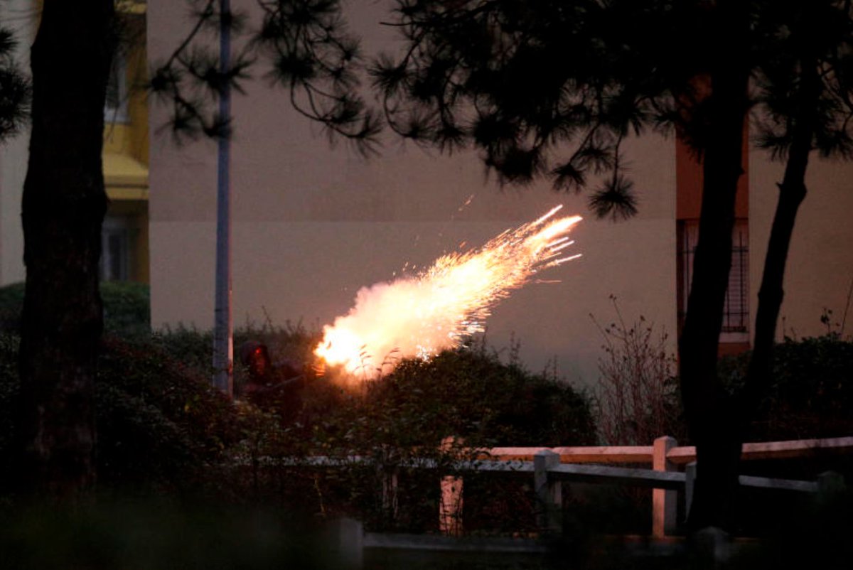 Boissy-Saint-Léger (94) : le commissariat à nouveau attaqué par 50 adolescents ; les 2 policiers blessés souffrent d'acouphènes à cause d'un tir de mortier d'artifice
fdesouche.com/2023/06/03/boi…