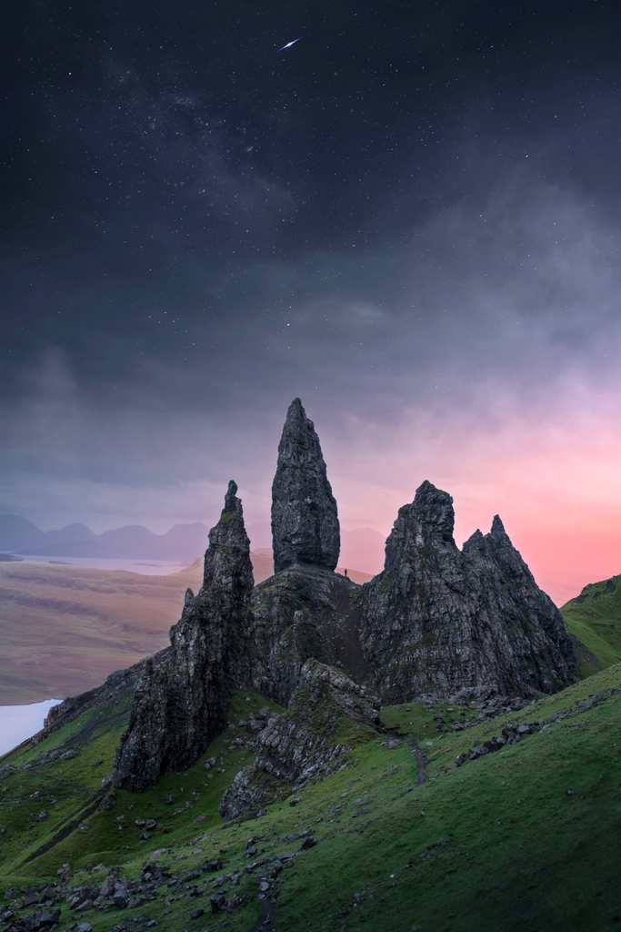 On the northern hills of Scotland's Isle of Skye sits the Old Man of Storr 👴🏻🏴󠁧󠁢󠁳󠁣󠁴󠁿

A popular hiking destination, walking up the trails rewards you with not only closeup views of the rocky outcrops but also a fantastic look at the landscapes below ⛰️

#scotland #europetravel
