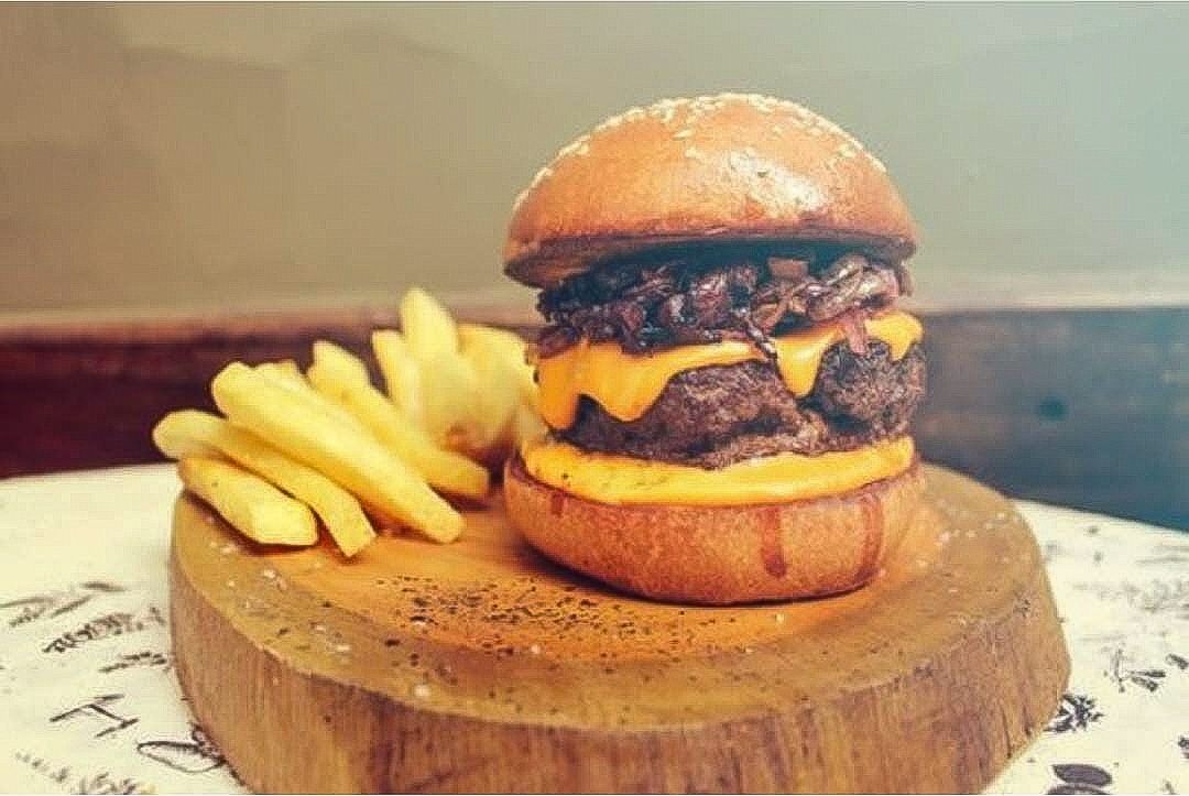 Temos novas Sugestões do Chefe, veja só:

🍔 Cheddar Café: Pão Brioche, Blend da casa (200g), queijo cheddar, linguiça calabresa e cebola picante caramelizada. Acompanha fritas ou salada. (Foto)
🍏 Risoto de maçã verde com camarões Vm (150g) ao molho chardonnay e gotas de romã.