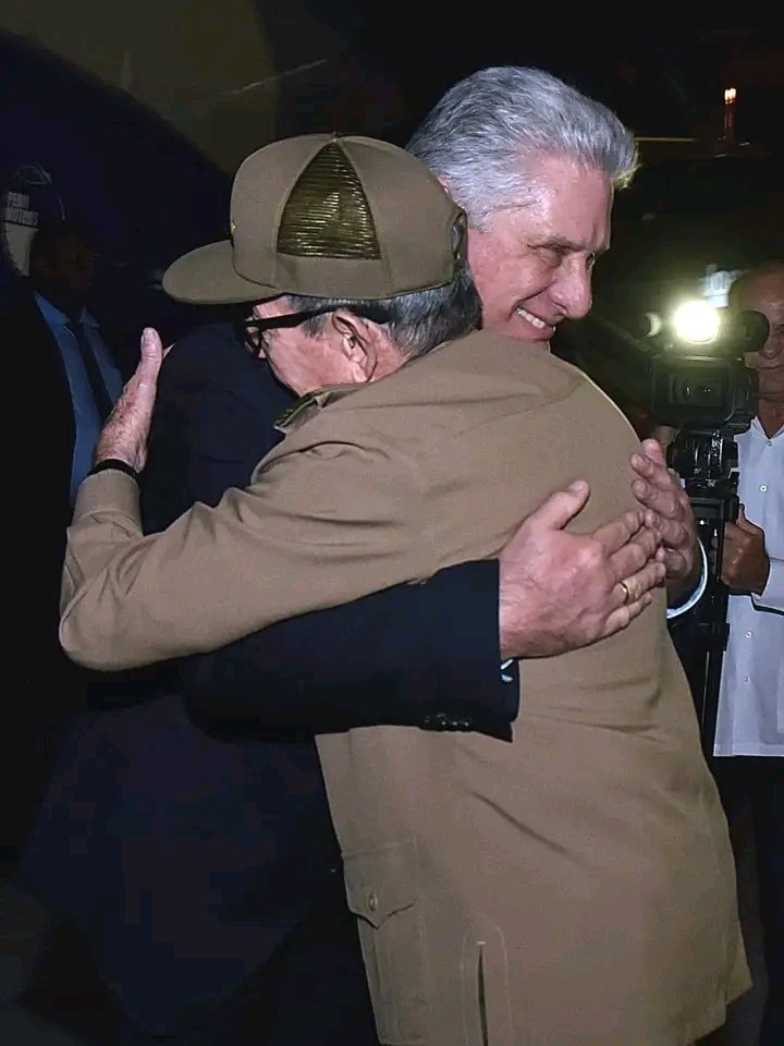 El día de hoy es tan hermoso. Está de cumpleaños nuestro #RaulEsRaul
Te queremos mucho .
Gracias por tu dignidad eterno revolucionario.