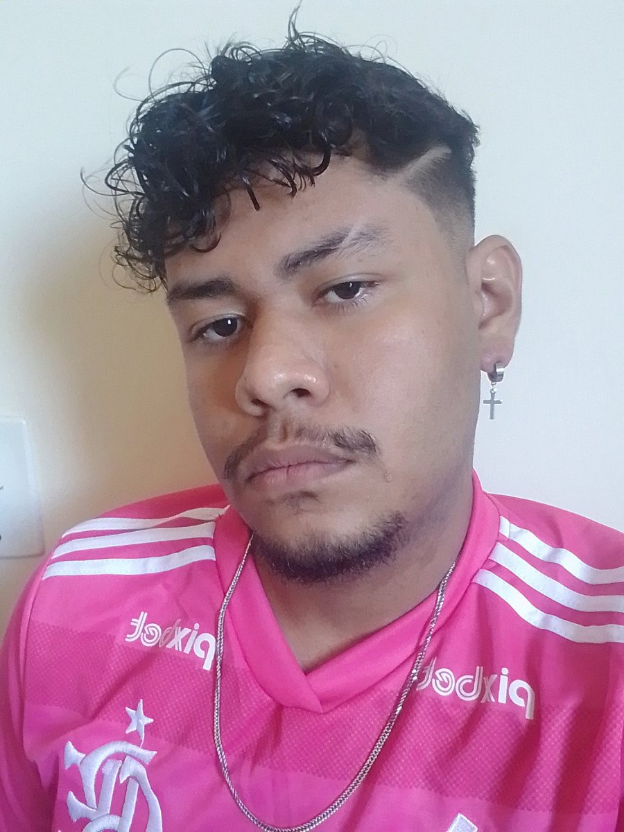Tavinho_ran's tweet photo. Ativando a skin Bi Sexy e Uau chavoso https://t.co/fKGExXXMh2