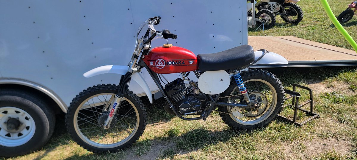 marioncofarmer's tweet photo. Heading to a vintage mx race today with a fleet of stinky loud vintage death rockets. #penton #hodaka #Honda #husqvarna #braaaappppp #anyonebringadbvil #vpracefuel #cantfarmallthetime @RagarBrandy #4inoftravel #superrat https://t.co/qXxTyzmmwM