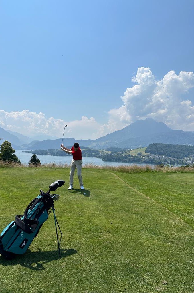 Golfing with Luzern in the back 🏌️