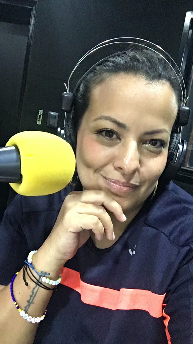 Tevefilia's tweet photo. Ya casi al aire en #Enfoca2 por @laromantica889 hasta las 12 com ustedes, hablando de series, cine y libros. https://t.co/YdOM9P0QgA