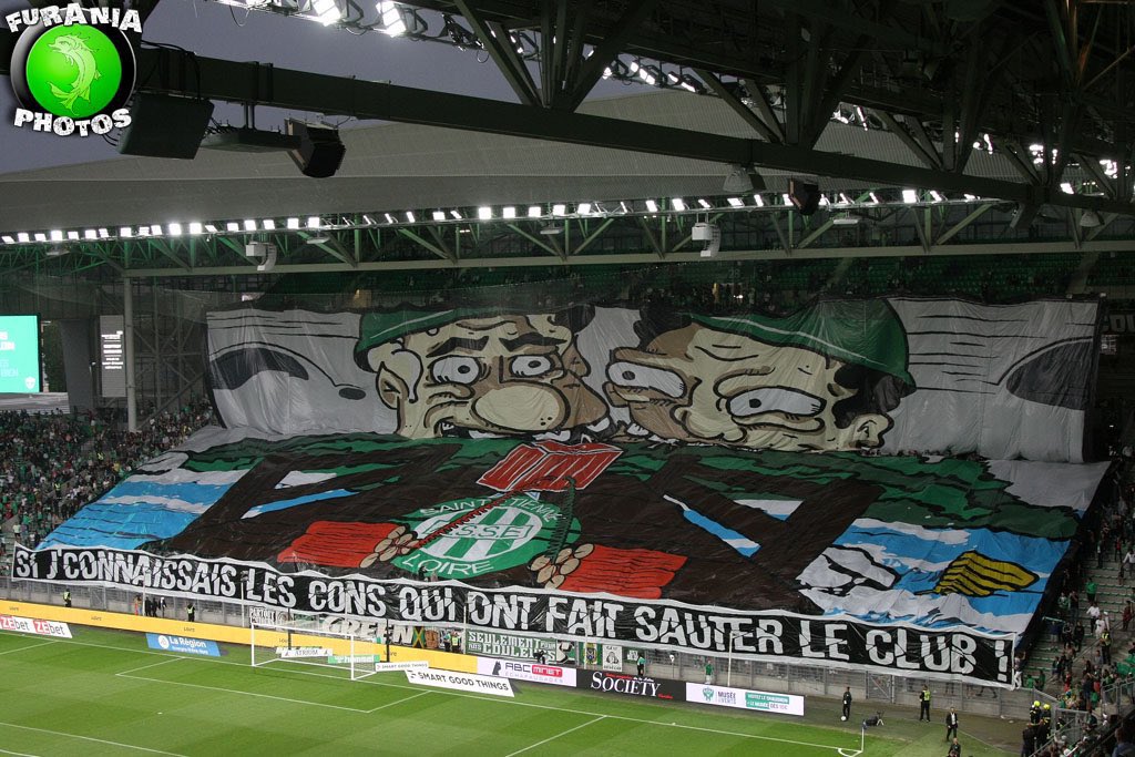 Aouchiste's tweet photo. On pourrait croire que ce club célèbre un titre de champion, une qualification en Ligue des Champions ou une montée en Ligue 1, mais non c’était juste pour un match sans enjeu entre deux équipes dans le ventre mou de la Ligue 2.

La ferveur ne s’achète pas 💚 https://t.co/nkatC4T4Rf