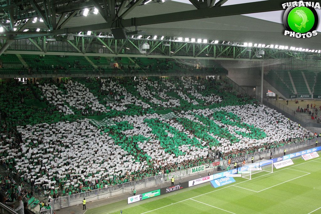 Aouchiste's tweet photo. On pourrait croire que ce club célèbre un titre de champion, une qualification en Ligue des Champions ou une montée en Ligue 1, mais non c’était juste pour un match sans enjeu entre deux équipes dans le ventre mou de la Ligue 2.

La ferveur ne s’achète pas 💚 https://t.co/nkatC4T4Rf