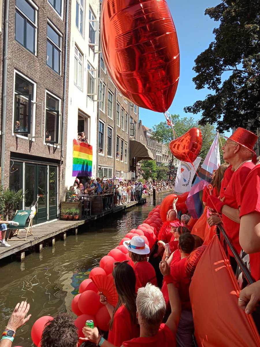 ProvUtrecht's tweet photo. Een provincie voor iedereen! Als #regenboogprovincie varen we vandaag mee tijdens #UtrechtPride samen met @COCMiddenNL https://t.co/wcE0vyQjco