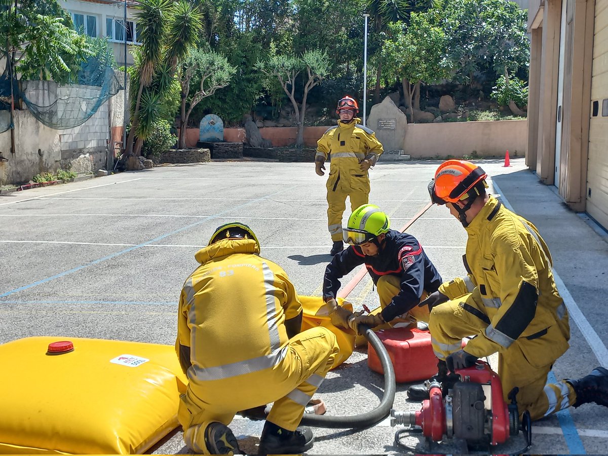 SDIS83's tweet photo. ➡️ Aujourd'hui a eu lieu un entraînement pour une partie de l'équipe départementale #DIH 🚁🔥 du @SDIS83 à @Cavalaire_83240.
🎯  Manipulation du matériel, notions de mécanique sur les tronçonneuses et les pompes et challenge d'établissement. 
✅️ S'entraîner pour être prêt 💪 https://t.co/03TEbd6Jc3