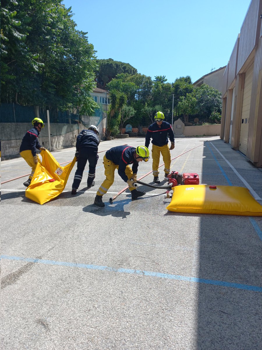 SDIS83's tweet photo. ➡️ Aujourd'hui a eu lieu un entraînement pour une partie de l'équipe départementale #DIH 🚁🔥 du @SDIS83 à @Cavalaire_83240.
🎯  Manipulation du matériel, notions de mécanique sur les tronçonneuses et les pompes et challenge d'établissement. 
✅️ S'entraîner pour être prêt 💪 https://t.co/03TEbd6Jc3