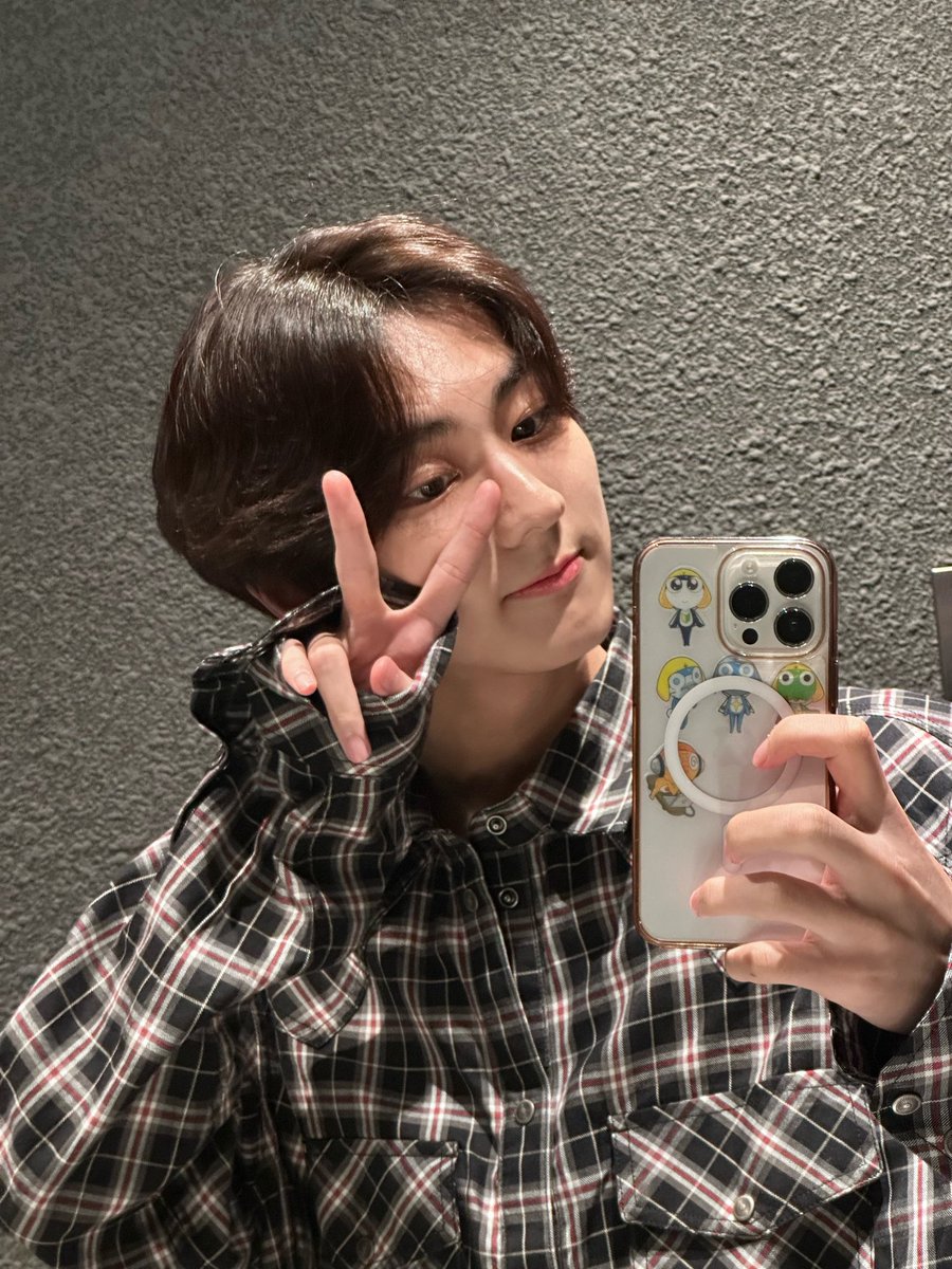 enho7ic's tweet photo. yang jungwon                   johnny yang https://t.co/UHiQrHlJkP