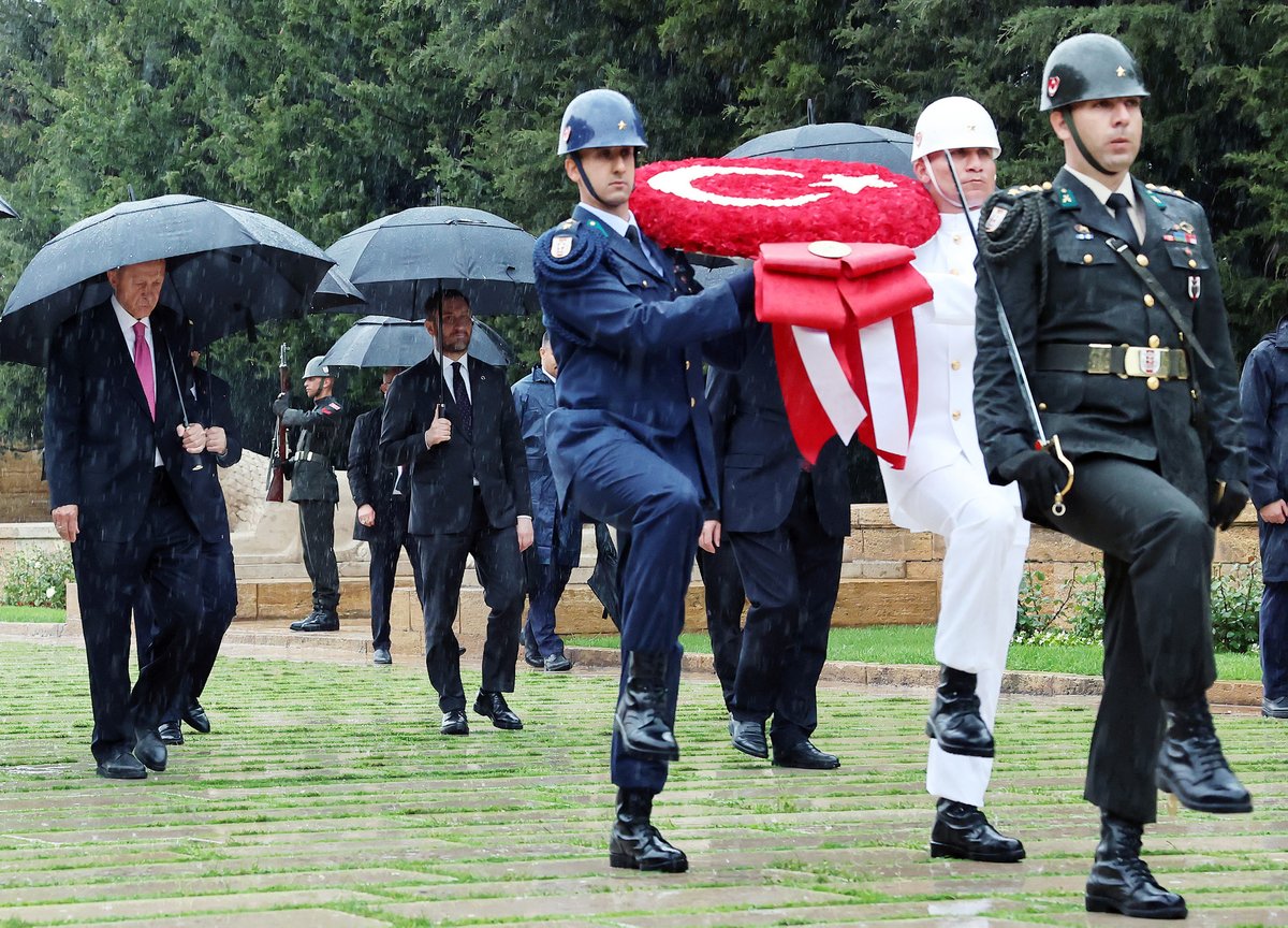 Cumhurbaşkanımız Recep Tayyip Erdoğan, TBMM Genel Kurulunda yemin etmesinin ardından Anıtkabir'e ziyarette bulundu.
