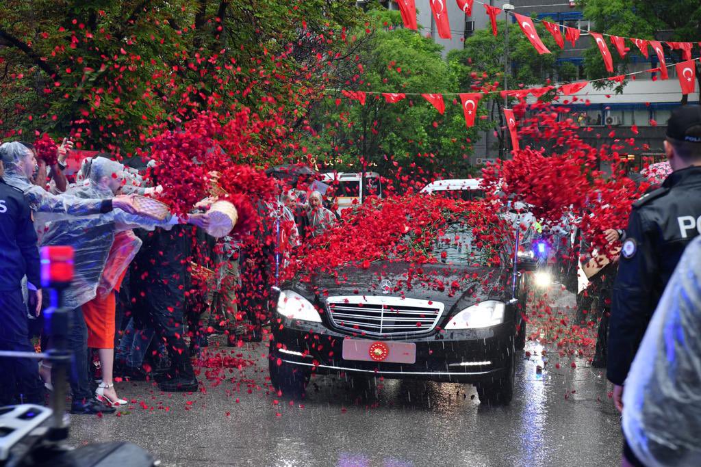 Fatih__Bildik's tweet photo. ..Beraber ıslandık yağan yağmurda..

Yemin töreni için meclise hareket eden Cumhurbaşkanımız Sn. @RTErdogan ‘nı karşıladık..

Çok gururluyuz #TürkiyeYüzyılıBaşlıyor 

#KalbimizAltındağ 

@hakanhanozcan 
@akaltindag https://t.co/N9u5f8ioSn