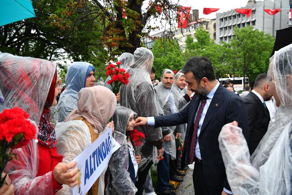 Fatih__Bildik's tweet photo. ..Beraber ıslandık yağan yağmurda..

Yemin töreni için meclise hareket eden Cumhurbaşkanımız Sn. @RTErdogan ‘nı karşıladık..

Çok gururluyuz #TürkiyeYüzyılıBaşlıyor 

#KalbimizAltındağ 

@hakanhanozcan 
@akaltindag https://t.co/N9u5f8ioSn