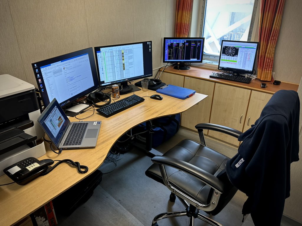 Glorious sunshine outside in the southern North Sea and I’m stuck in here. Think I could do with one or two more screens!
#dxcgeological #offshore #offshoredrilling #oilandgas #northsea #southernnorthsea #drilling #geology #wellsitegeology