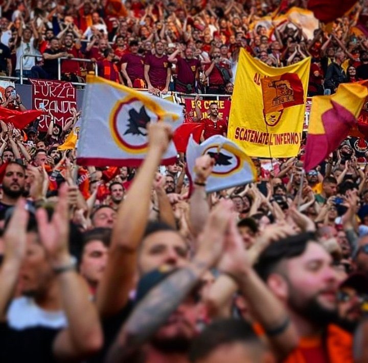 GiuseppeFalcao's tweet photo. Stanno parlando tutti della #AsRoma, di #Mourinho, dei Romanisti. 

TUTTI.

Ha parlato dei tifosi della Roma un calciatore di una squadra che chiudeva gli arbitri negli spogliatoi, famosa per i testa a testa con i direttori di gara. Famosa nel mondo soprattutto perché è in ogni scandalo sportivo.

Stanno parlando giornalisti servi di alcune squadre. Commentatori sempre da zero a zero quando si tratta di attaccare club con le maglie a strisce. Oppure giornalisti che parlano di “aggressioni” quando proprio loro sono indagati per delle aggressioni vere e proprie.

Stanno parlando anche alcuni allenatori. Parla addirittura un certo Xavi. Peccato che allena un club indagato per corruzione verso gli arbitri. Lo stesso Xavi che pochi mesi fa ha accusato l’Inter di pagare il direttore di gara della sfida di Champions. Ha parlato anche Pep Guardiola. Ha solidarizzato con #Taylor, ma si dimentica che gira un suo video in cui qualche anno fa prova ad aggredire l’arbitro inglese.

Siamo stanchi delle chiacchiere di gente che dovrebbe stare zitta. I moralizzatori del nulla!

Giù le mani da Josè Mourinho.
Giù le mani dall’As Roma.
Giù le mani dai Romanisti.