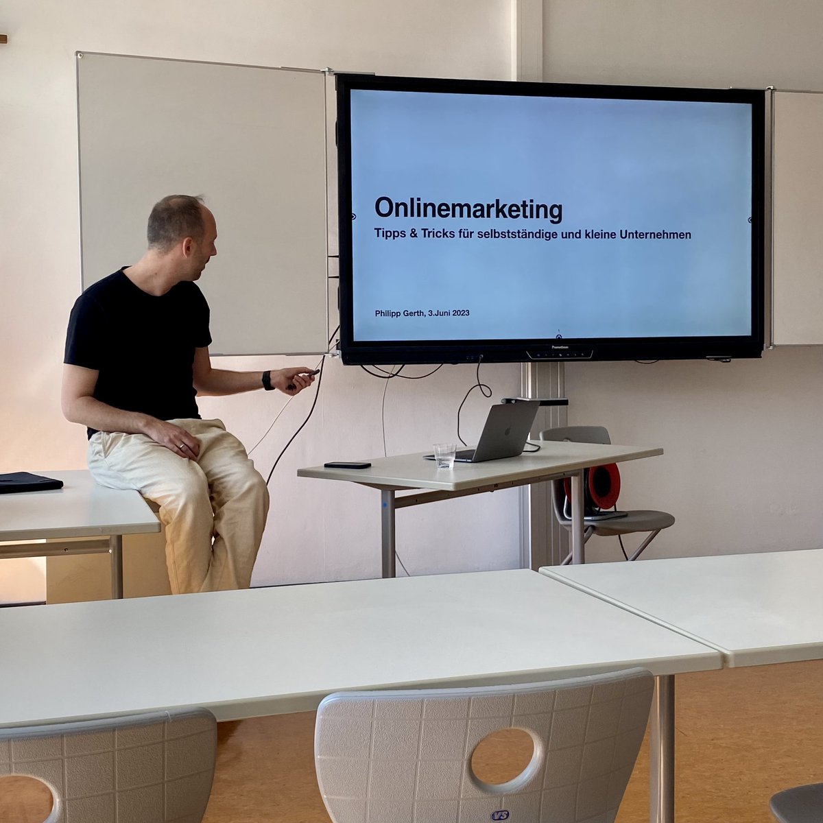 adthink's tweet photo. In der letzten Session für heute bekommen wir „Tipps &amp; Tricks zu Online-Marketing für Selbständige und kleine Unternehmen“. #bclm23 https://t.co/p69CBL9F7M