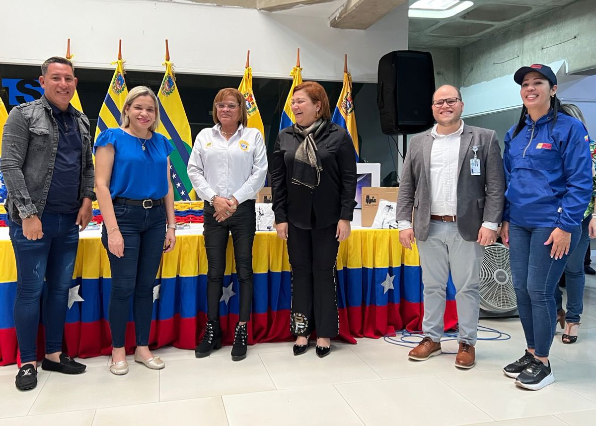 Marianela_PSUV's tweet photo. A propósito de la celebración del Día del Trabajador Tribunalicio, compartimos con los hombres y mujeres dedicados a velar por la justicia. Gracias a nuestra jueza rectora, doctora @mersanchezr, por esta bonita invitación. @NicolasMaduro @OviedoPSUV 
#VenezuelaYTürkiyeUnidas https://t.co/4eoxl5aySk