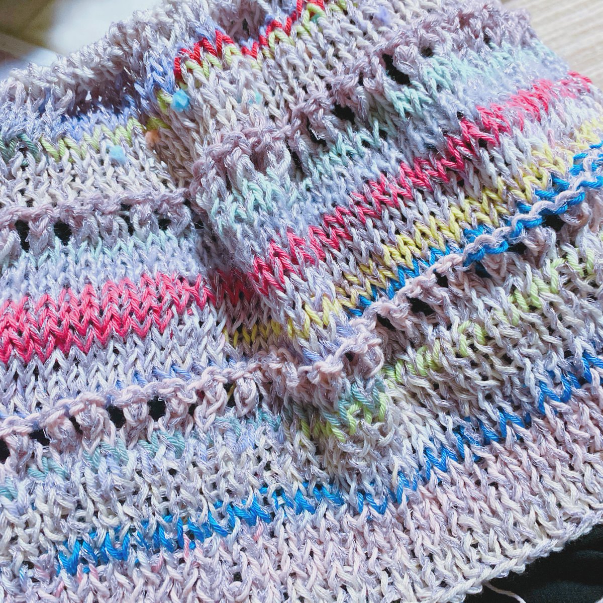 p_cr_o_'s tweet photo. 半端な夏糸をかき集めてプルオーバー(?)を編んでいます 編地がかわいい
#knitting #余り糸 #leftoveryarn https://t.co/cxHXCsgZfZ
