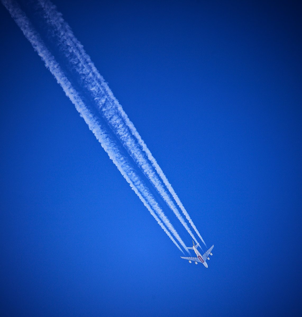 JazPeterFinn's tweet photo. #Emirates #airbusa380 flight EK408 to Melbourne over #perth late this afternoon 
#Airbus #A380 #aviationphotography #aviation #AvGeek #planespotting #airbus #planespotter #Perth #aviationdaily #AviationWA #Perthaviationpics #aviationlovers #planegeek https://t.co/ghsVVJvOI7