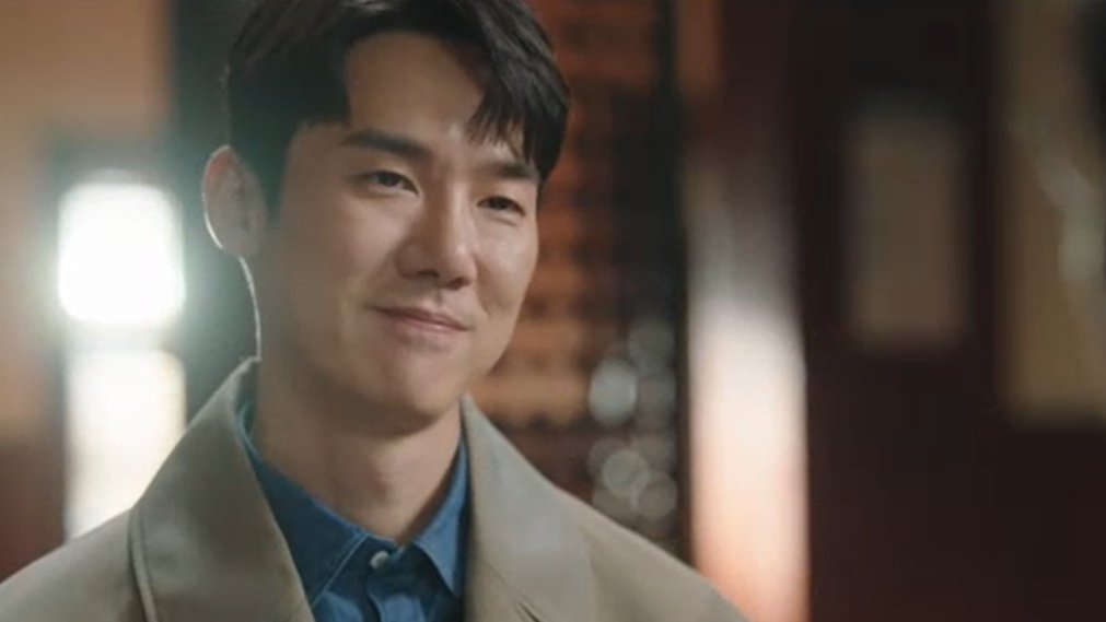 eun__xx__'s tweet photo. "It's been a while, Master Kim. You haven't changed."

"Are you finally back?"

"Yes, I'm back."

i can't help but feel emotional cause Master Kim was all-smiley when he saw Dongju and Dongju looked emotional too. aaaa 7 years since season 1!

#DrRomantic3Ep12 https://t.co/ZP9Fb3AtNI