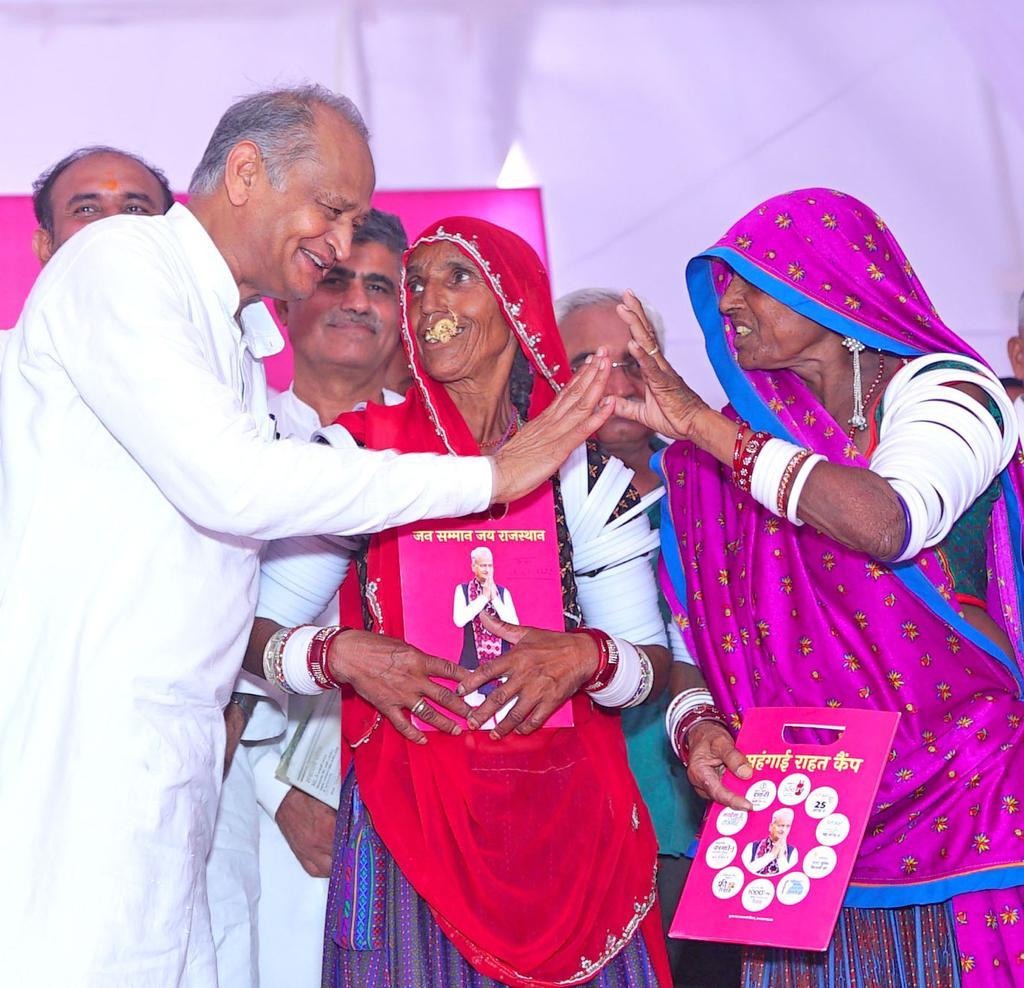 ashokgehlot51's tweet photo. ये हुई ना बात!

#महंगाई_राहत_कैंप
#MehangaiRaahatCamp https://t.co/9caeFyWS3W