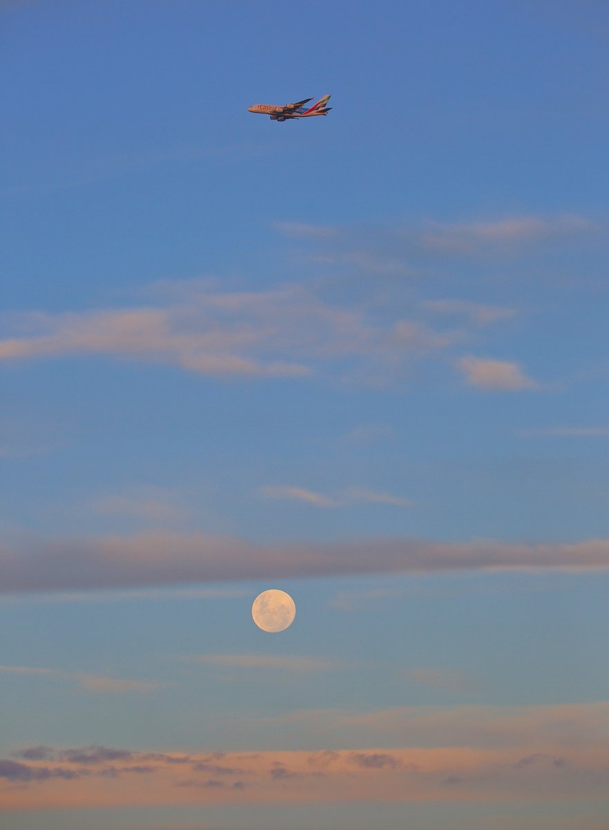 JazPeterFinn's tweet photo. #Emirates #AirbusA380 (A6-EOE) passes by the rising full moon on approach to #perthairport 
#a380 #aviationphotography #aviation #AvGeek #planespotting #airbus #planespotter #Perth #aviationdaily #AviationWA #Perthaviationpics #aviationlovers #planegeek #YPPH #fullmoon #moonrise https://t.co/oRxbs9wF05
