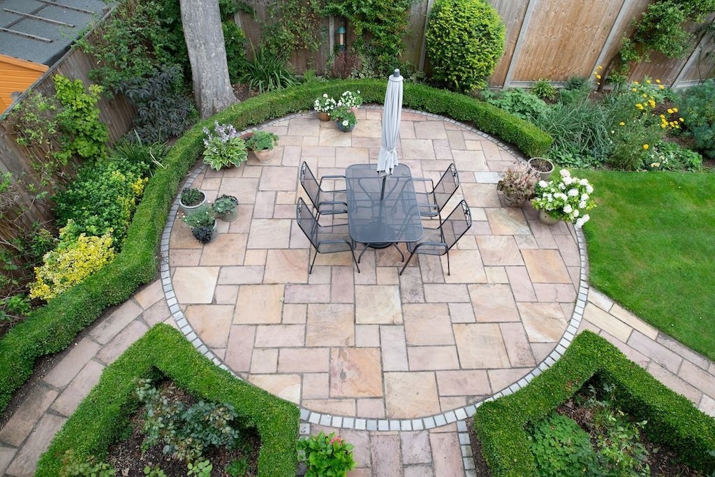 With a little bit of creativity, you can turn your backyard into the oasis of your dreams
#backyardlandscaping #outdoorliving #landscapedesign #backyardoasis #gardeningtips