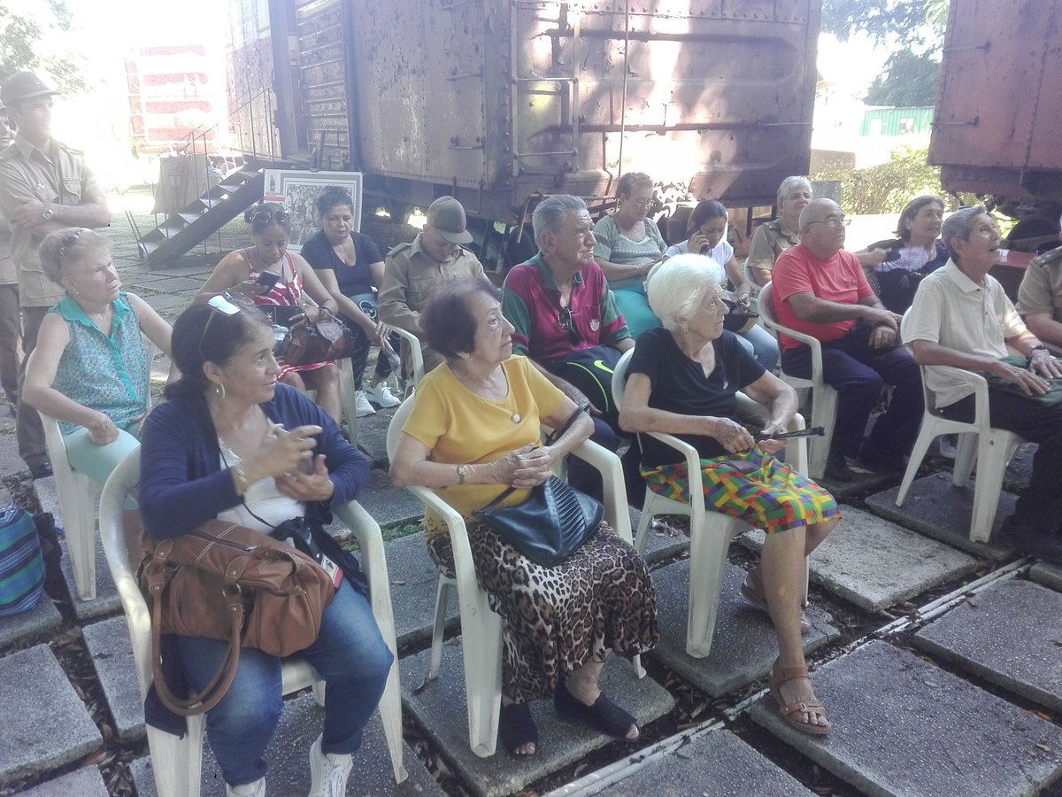 #CubaViveEnSuHistoria, por tanto, desde el sitio de combate al Tren Blindado se le rinde homenaje al General de Ejército en su 92 cumpleaños. Bonito encuentro de combatientes de la Sierra y de los años iniciales con otros de las nuevas generaciones
#RaulEsRaul
@RgionMtarVC