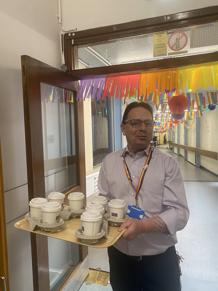 Man of all trades. Temple St head porter @JD1879 making sure the MRI team get their coffee break during a busy day @TempleStreetHos yesterday #legend #chief #frontlinestaffrule @CHI_Ireland 🤗🤗🤗