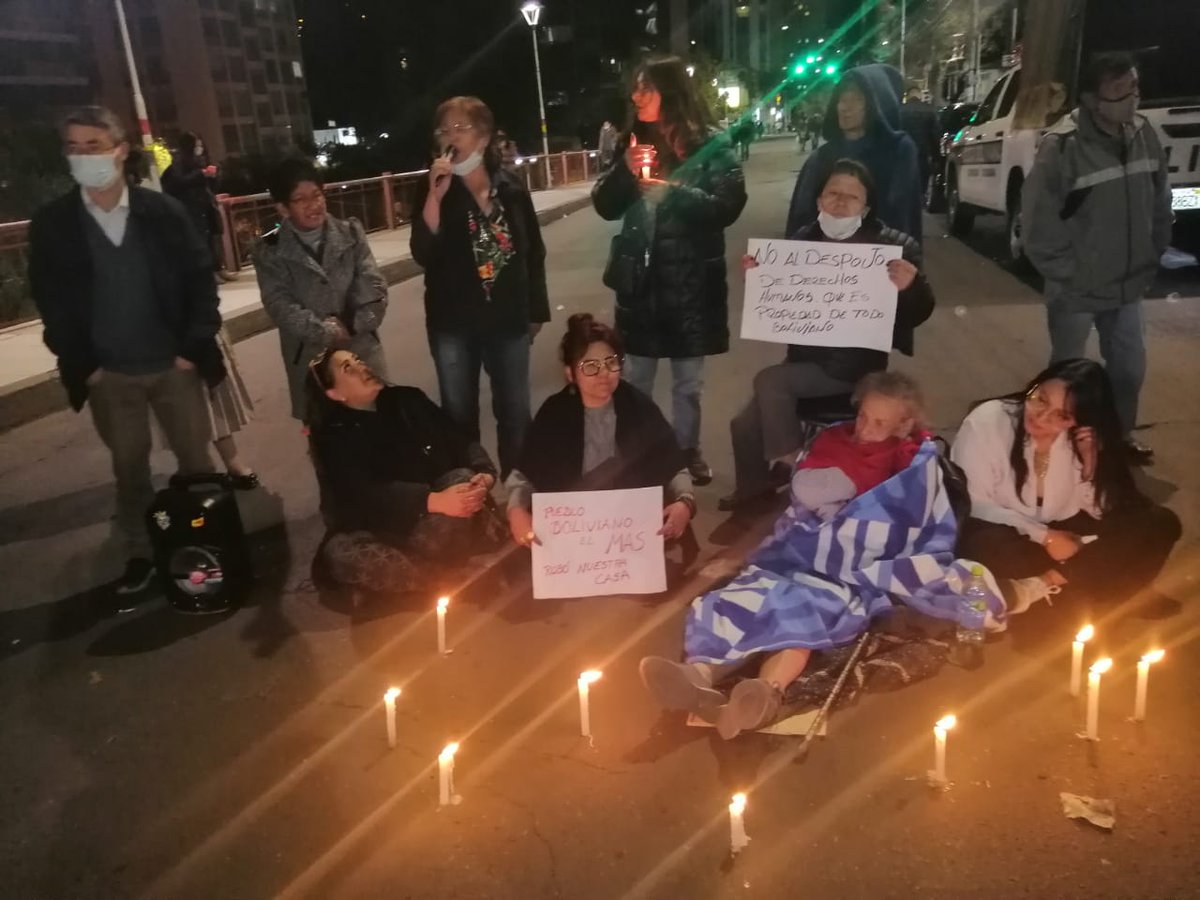 CabildeoDigital's tweet photo. #CabildeoDigital #Loúltimo #Loimportante
MASISTAS TOMARON POR LA FUERZA LAS OFICINAS DE LA ASAMBLEA PERMANENTE DE DERECHOS HUMANOS DE BOLIVIA
Los ocupantes no quisieron identificarse. La Policía tardó en actuar. Amparo Carvajal se declara en vigilia.
https://t.co/ZERWgMCrWw https://t.co/qxlDGcLc1m
